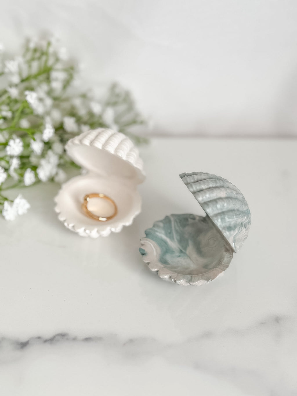 Open Clam Ring Holder