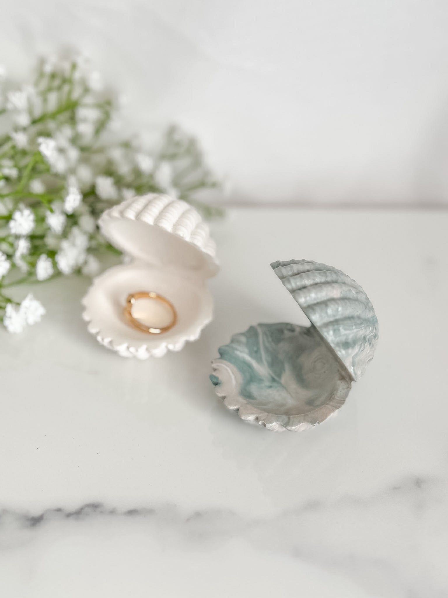 Open Clam Ring Holder