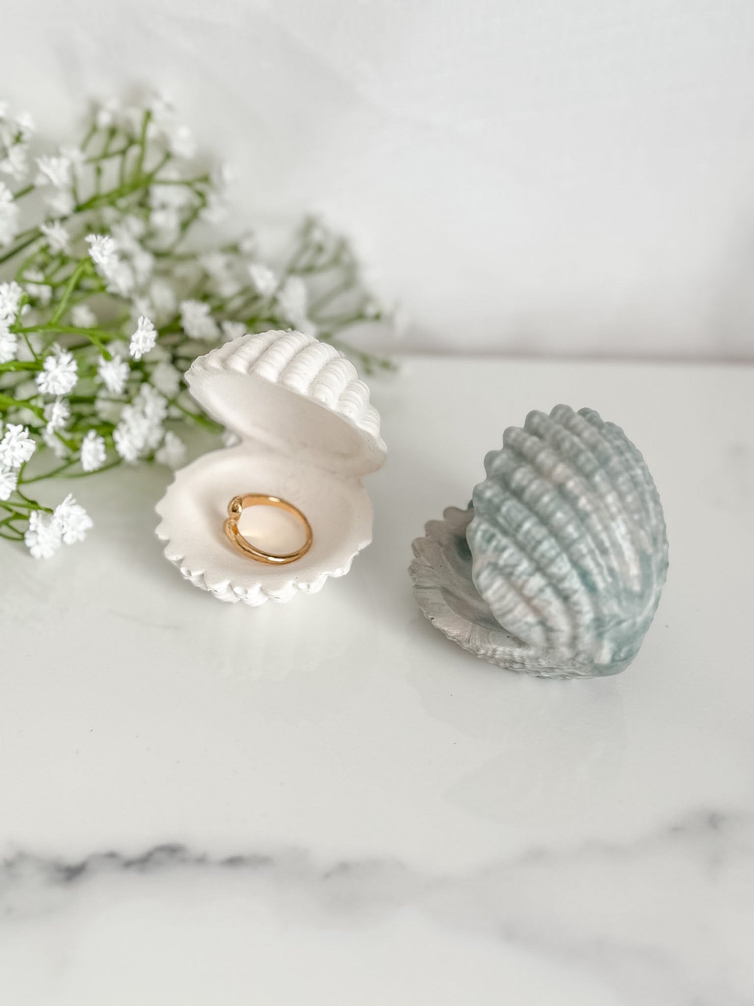 Open Clam Ring Holder