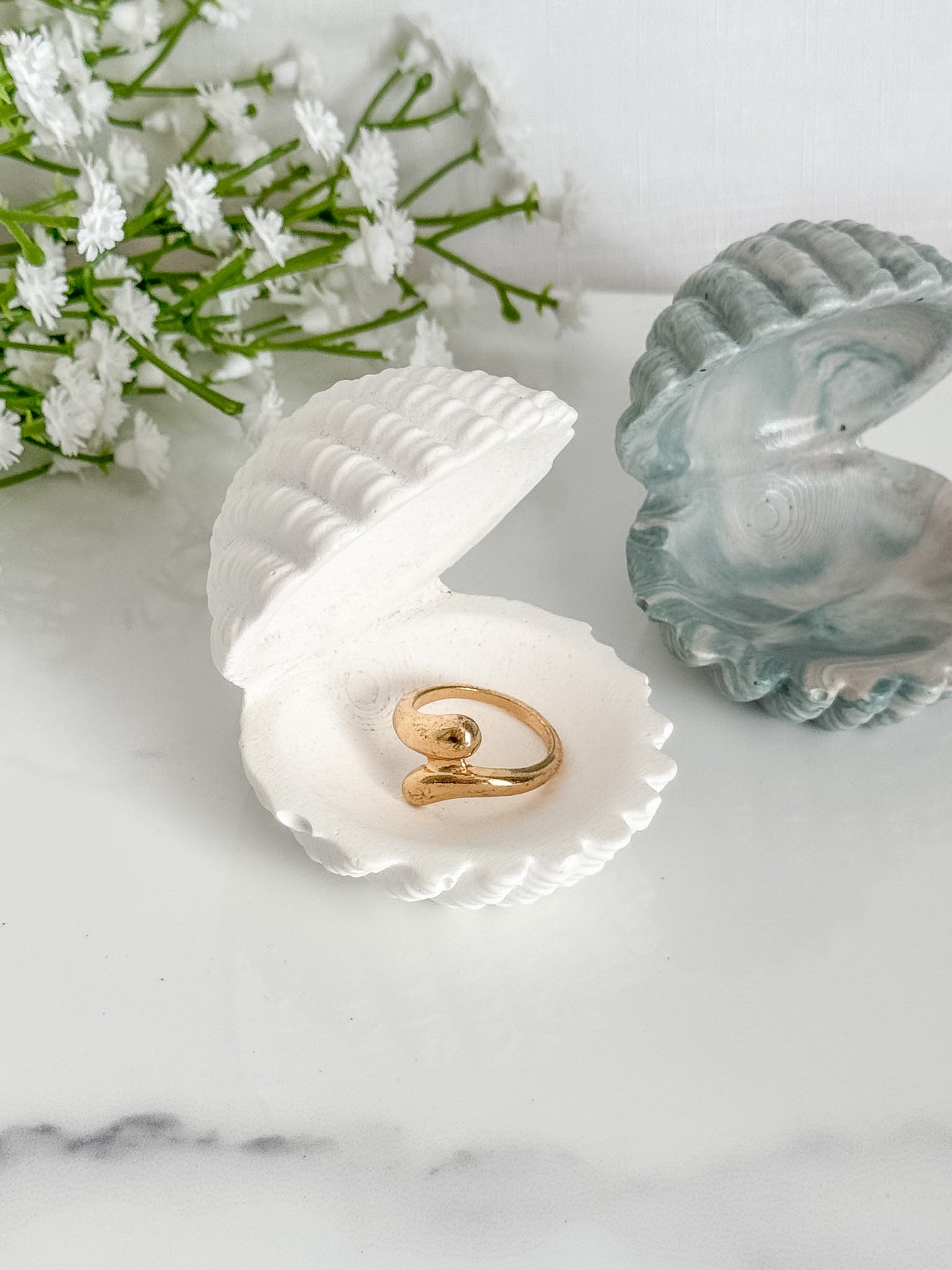 Open Clam Ring Holder