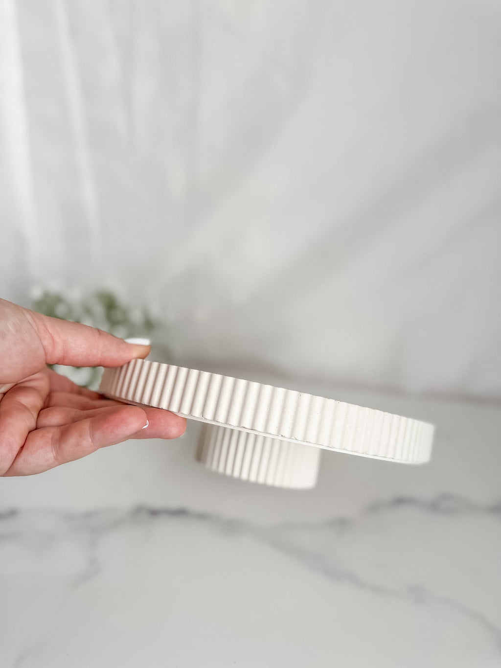 Ribbed Edge Decor Stand