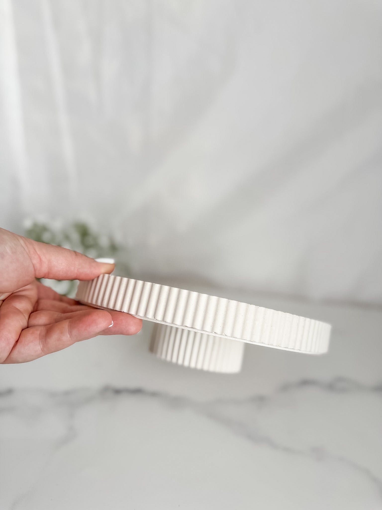 Ribbed Edge Decor Stand