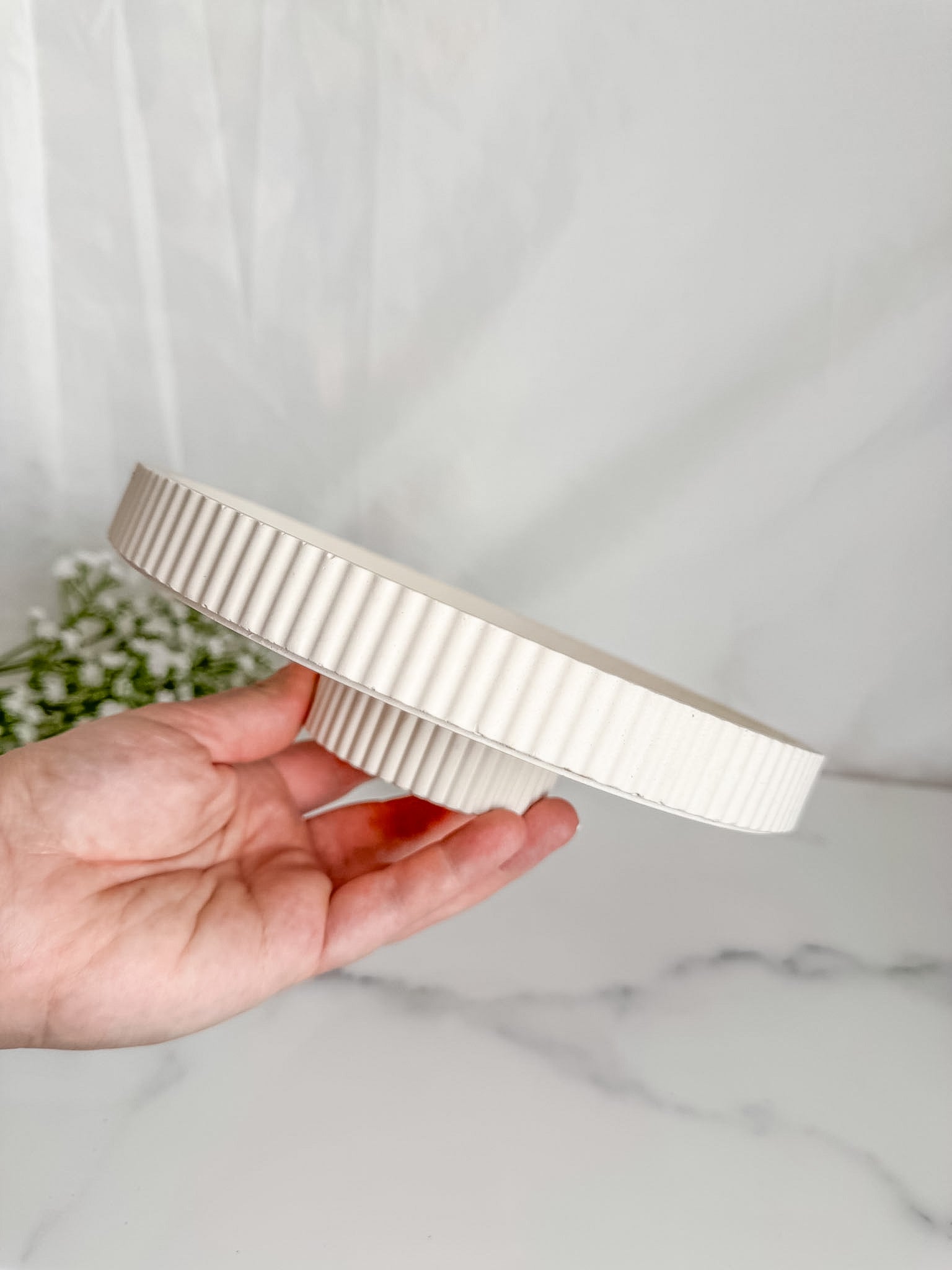 Ribbed Edge Decor Stand